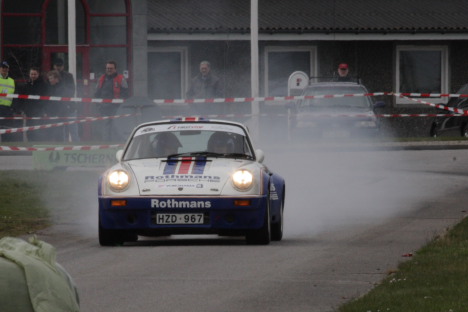 Per G. Hansen og Karsten M. Svensson i deres rygende Porsche 911 3.0 RS.
(Foto: Motorsporten.dk)